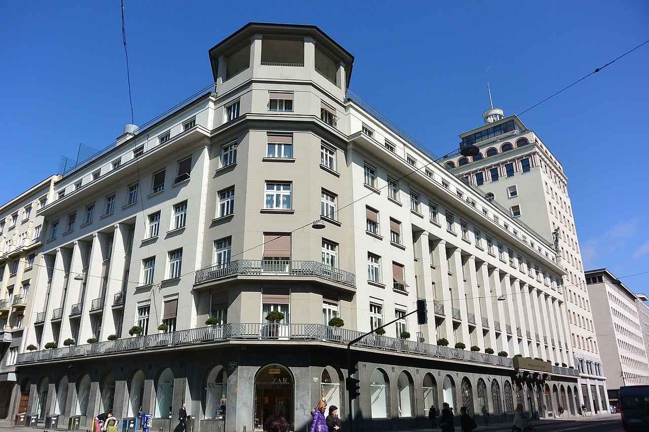 33 сло1280px-Laibach_(13890816600).jpg