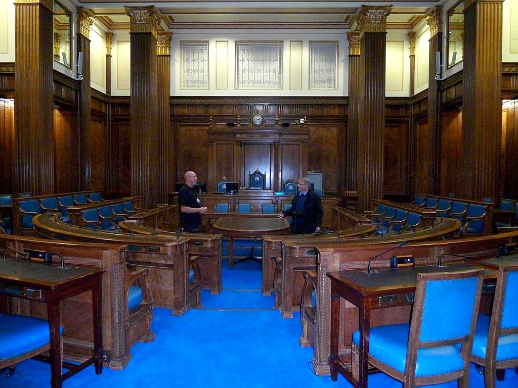 33 1024px-Barnsley_Town_Hall_court_room_(3).jpg