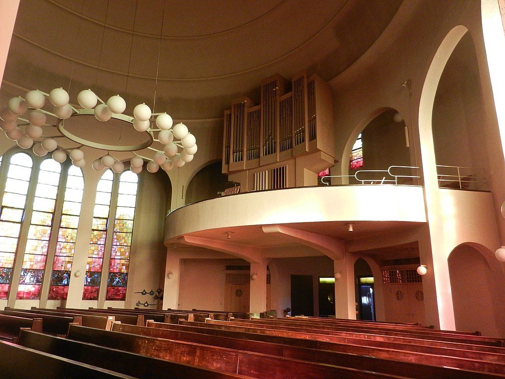 33 1024px-Rheineck_SG_Kath_Kirche_St_Theresia_innen_Empore.jpg