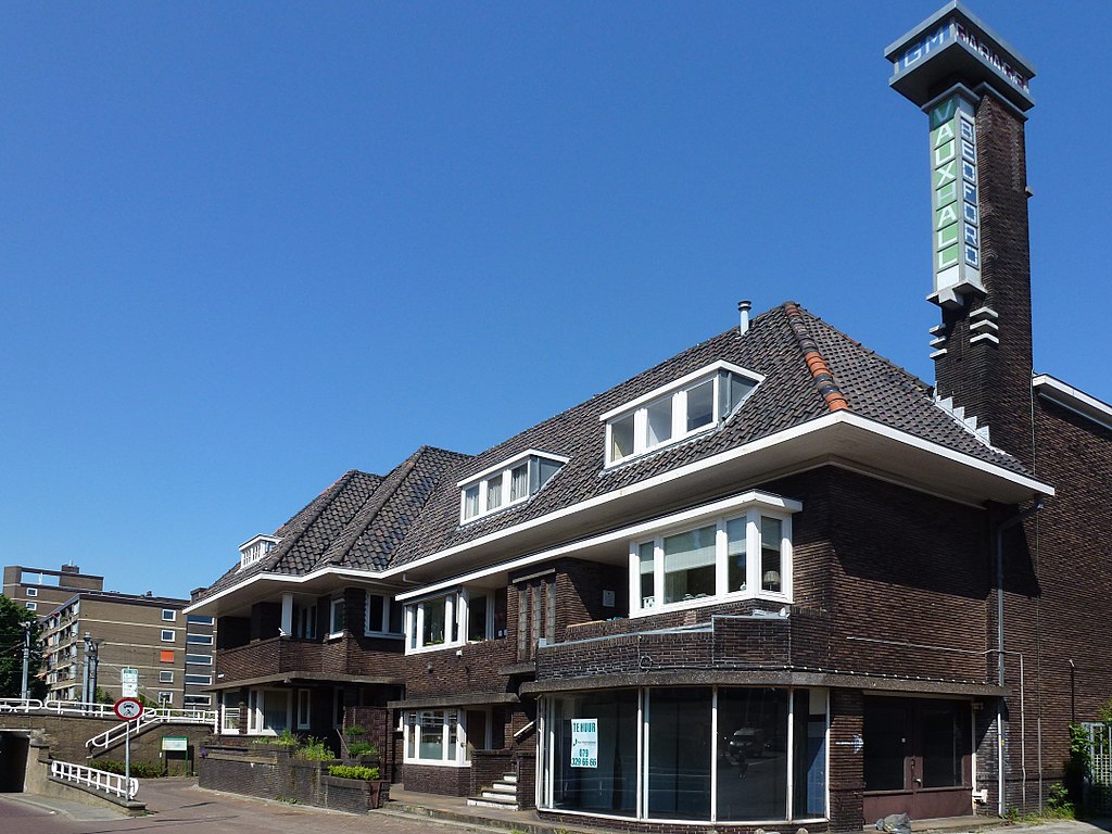 33 1024px-Spoorstraat_6,_6a,_8,_10,_Gouda_(voorzijde_met_showroom).jpg