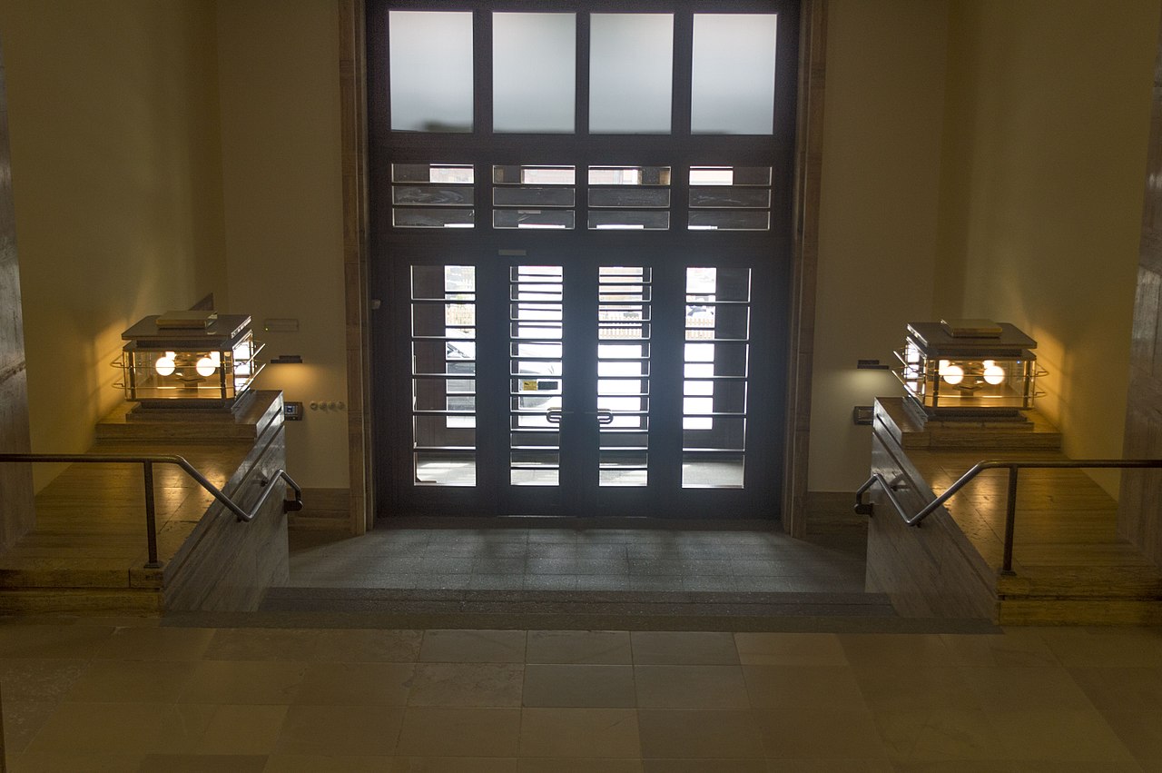 33 1280px-Jablonec_-_radnice_52.jpg