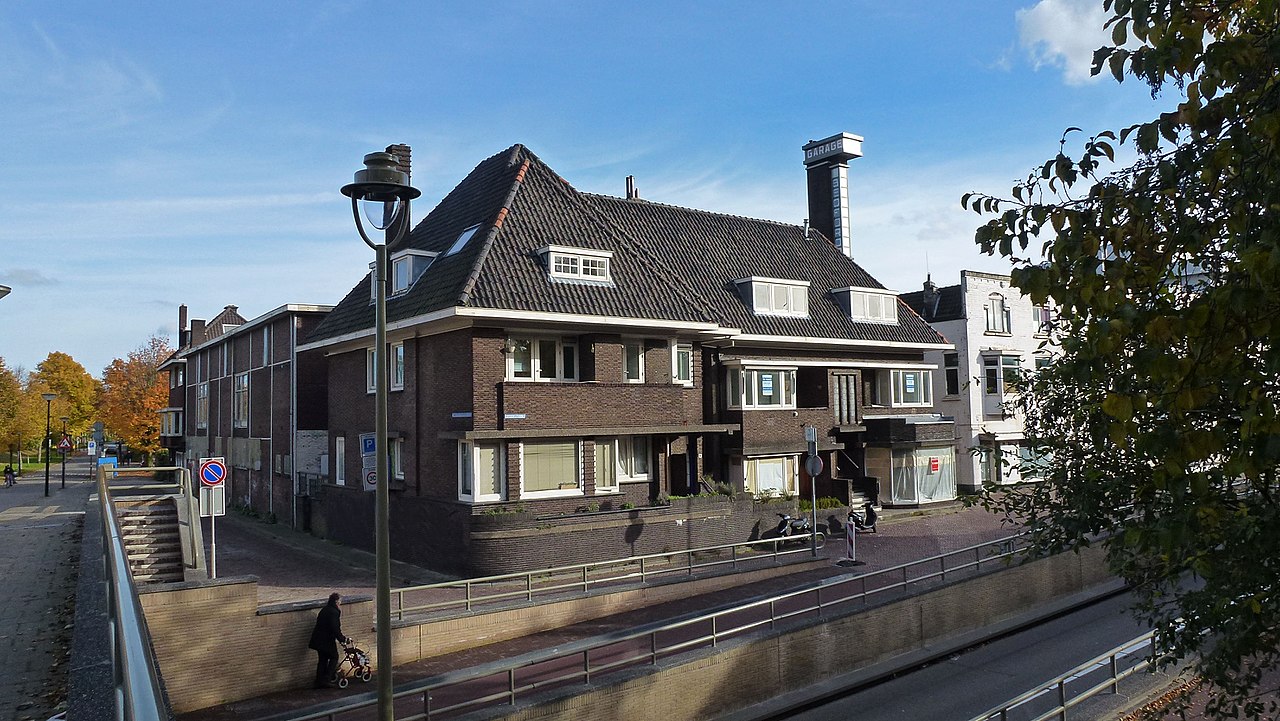 33 1280px-Spoorstraat_6,_6a,_8,_10,_Gouda_(voorzijde_overzicht).jpg