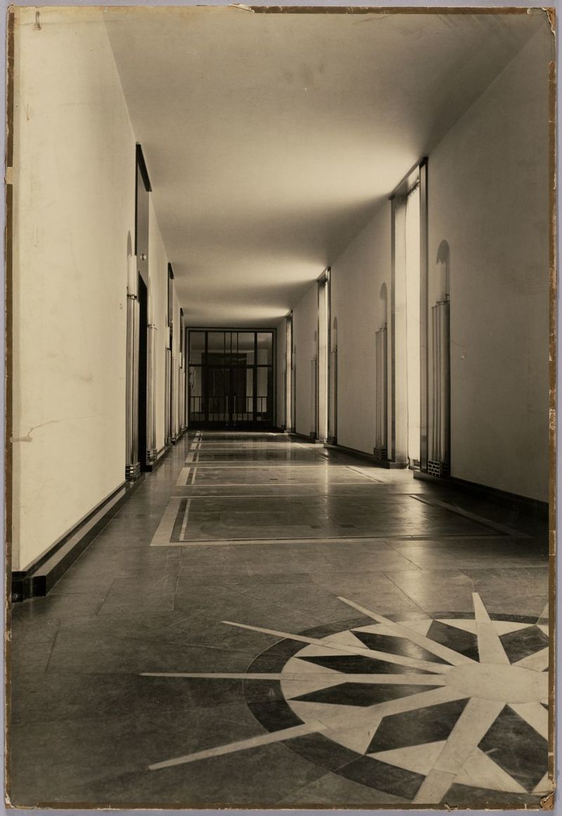 33 800px-Gang_Raadhuis_-_Corridor_City_Hall_Enschede_(4441097384).jpg