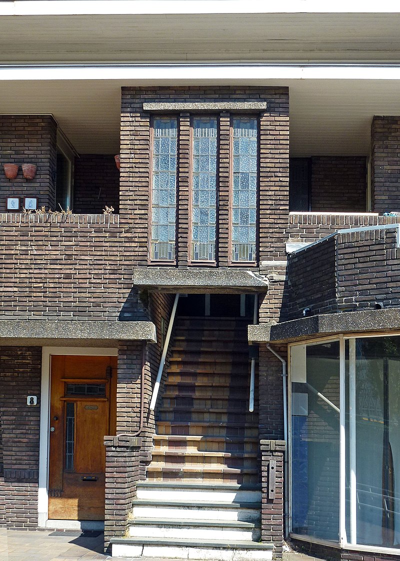 33 800px-Spoorstraat_6,_6a,_8,_10,_Gouda_(trapportaal).jpg