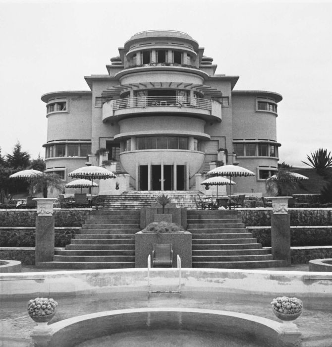 33 COLLECTIE_TROPENMUSEUM_Villa_Isola_aan_de_Lembangweg_bij_Bandoeng_TMnr_60026636.jpg