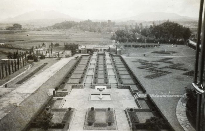 33COLLECTIE_TROPENMUSEUM_De_tuin_achter_Villa_Isola_aan_de_Lembangweg_bij_Bandoeng_TMnr_60051020.jpg