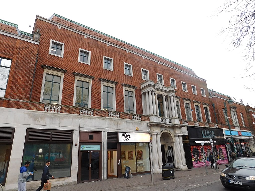 34 1024px-Leytonstone_Library_5.jpg