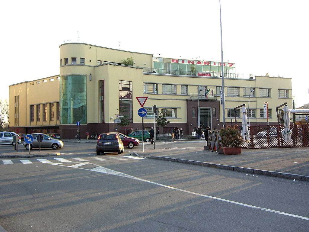 34 1024px-Monza-piazza-Castello-ex-casa-GIL.jpg