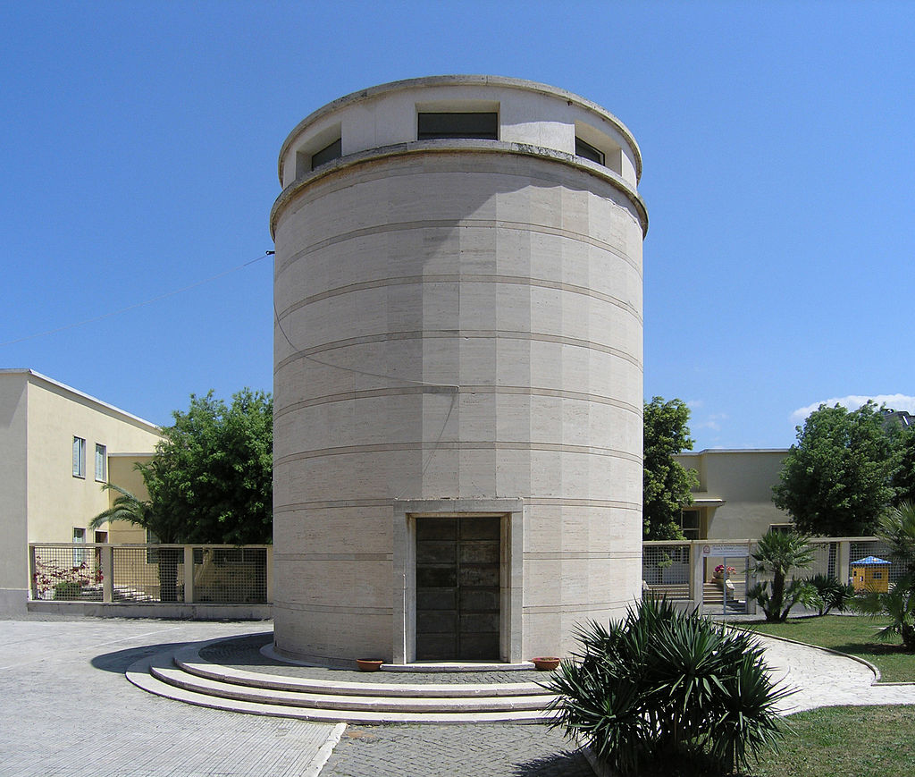 34 1024px-Sabaudia,_maj_2005.jpg