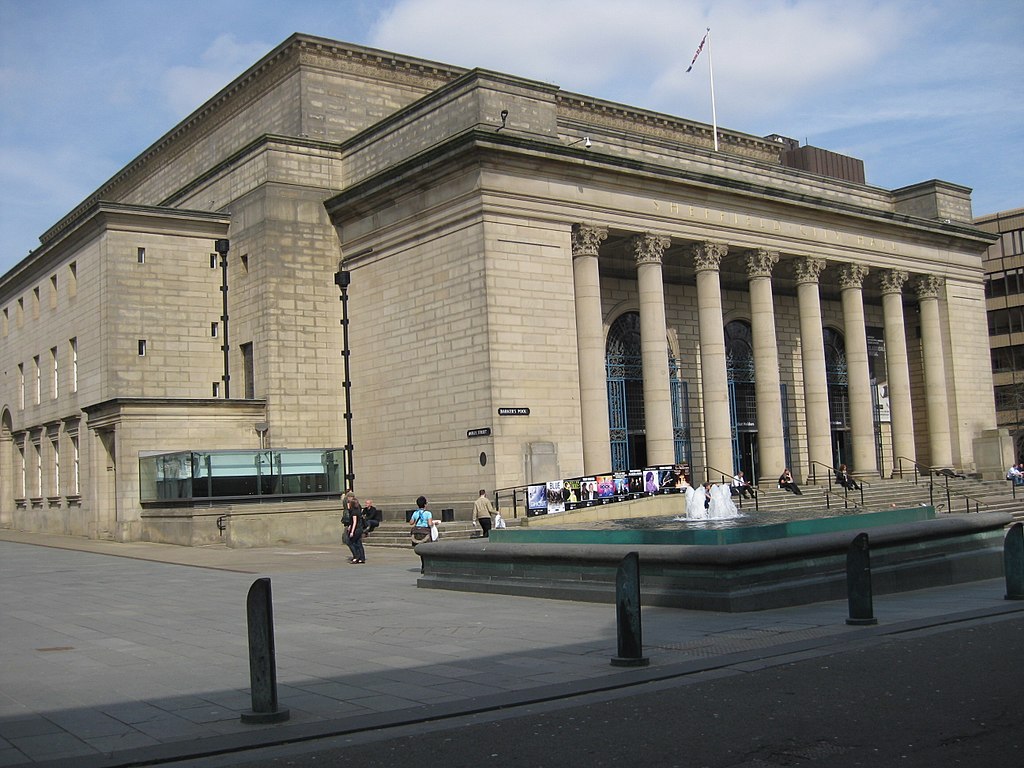 34 1024px-Sheffield_City_Hall_April_2015_01.jpg