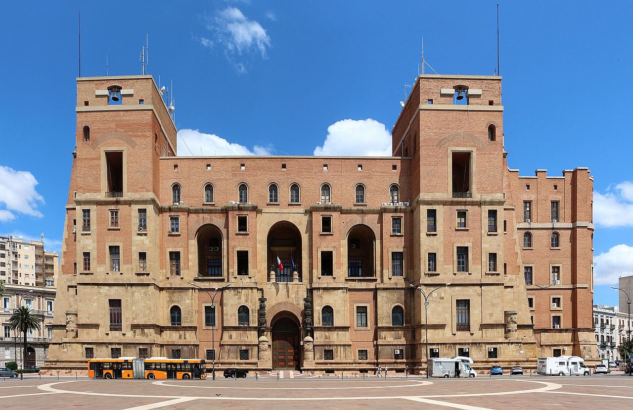 34Taranto,_palazzo_del_governo,_sul_lungomare,_01.jpg