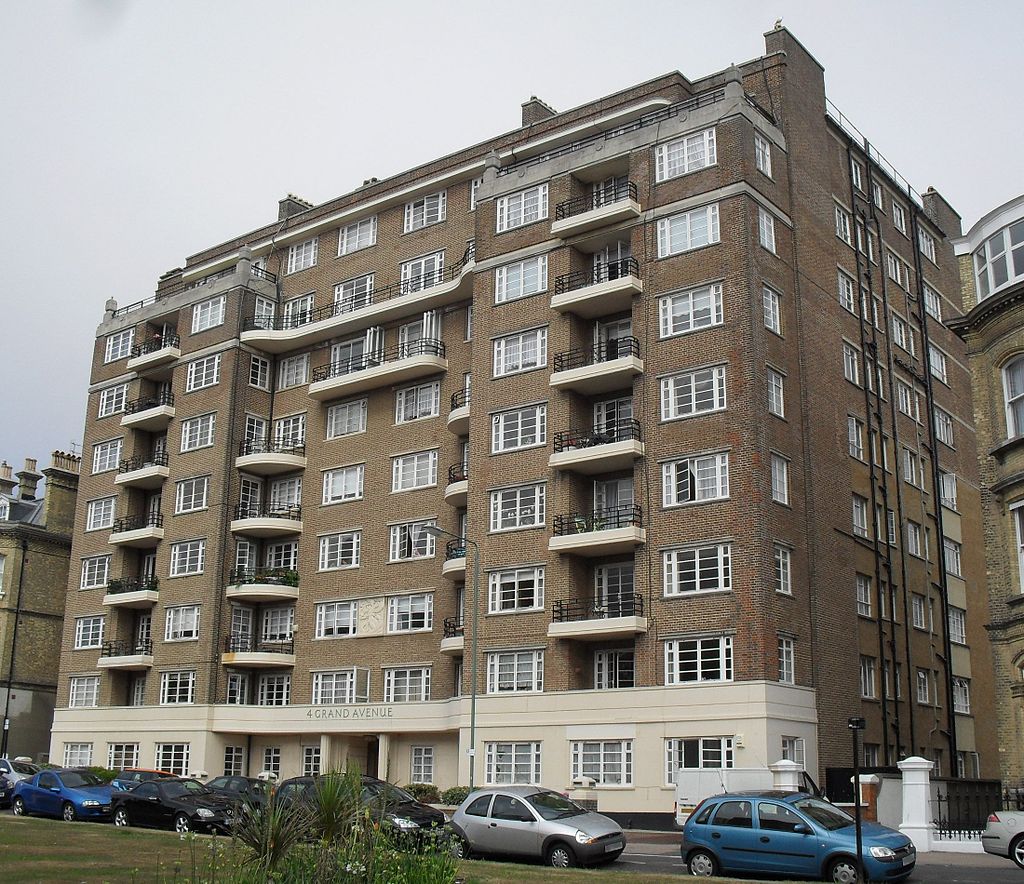 35 1024px-4_Grand_Avenue,_Hove_(IoE_Code_488418).jpg