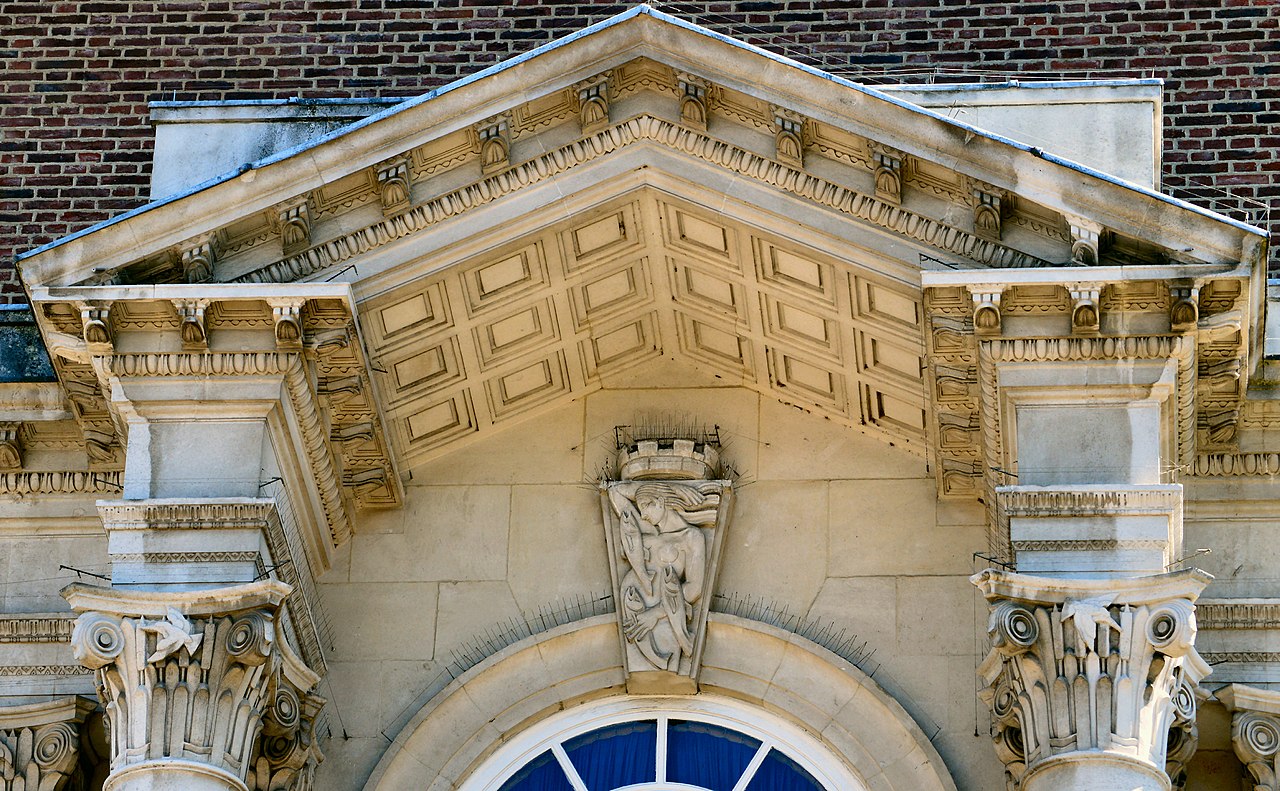 35 1280px-Kingston_Guildhall_entrance_relief_panel.jpg