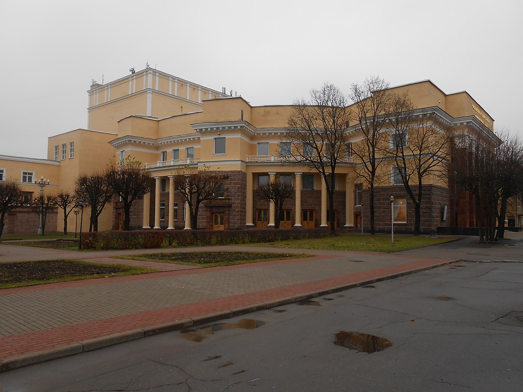 36 1024px-Smolensk,_Lenin_square,_4_-_18.jpg