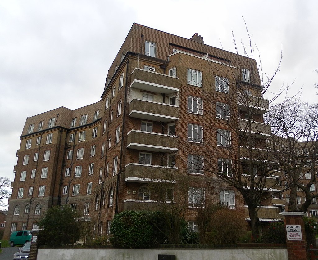 36 1024px-Wick_Hall_Flats,_Lansdowne_Road,_Hove_(January_2012)_(3).jpg
