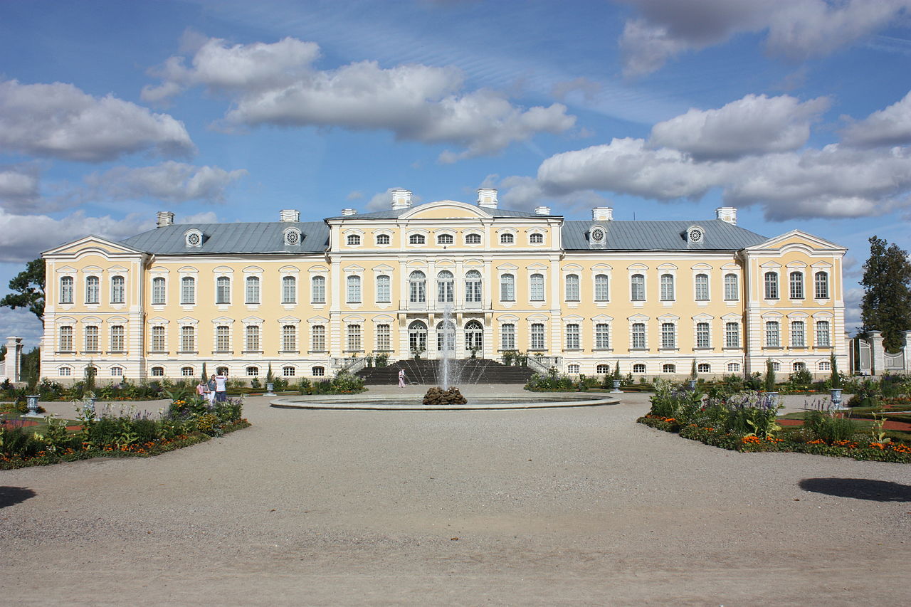 36-40 1280px-Rundale_Palace_(6483271573).jpg