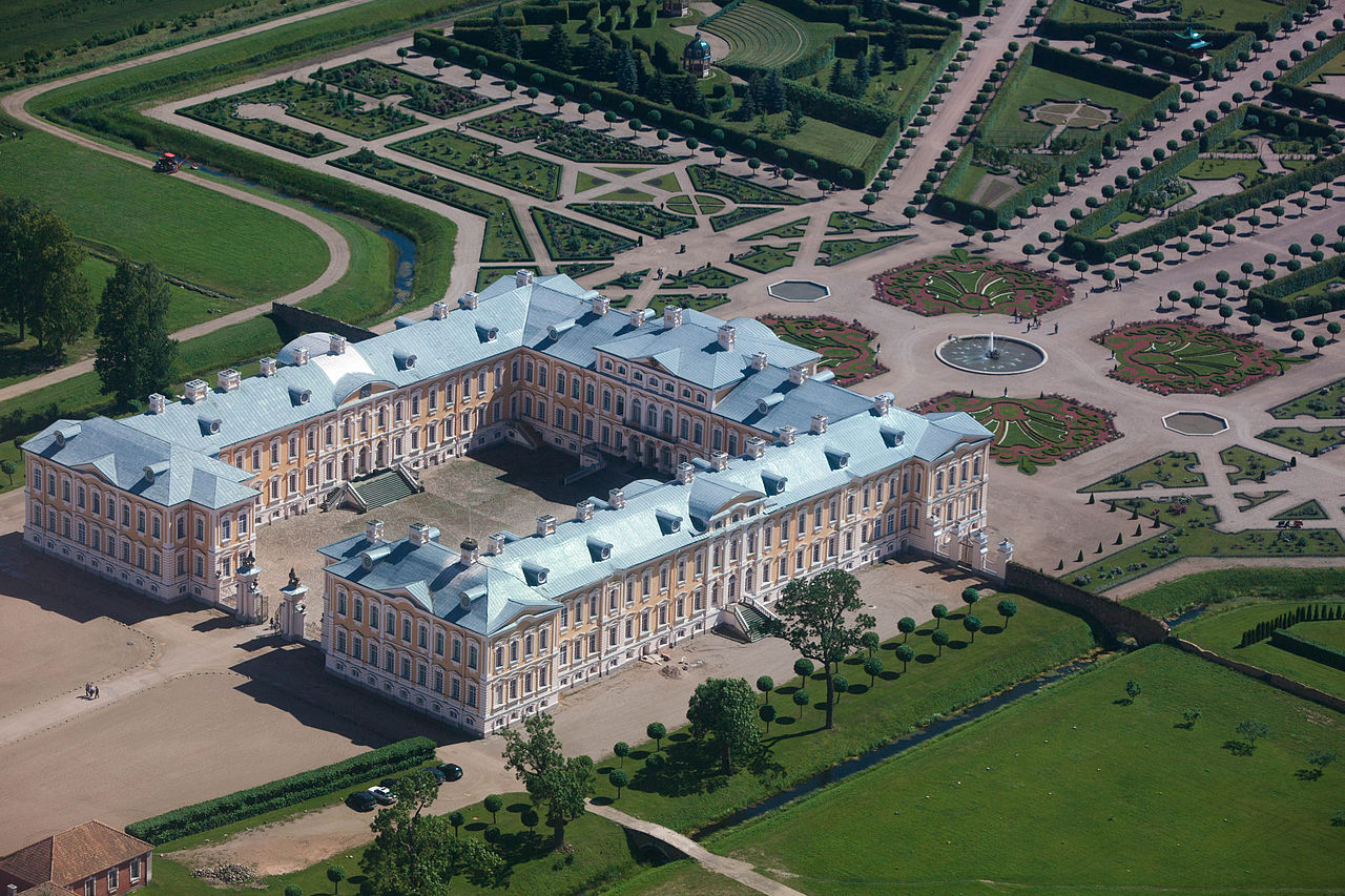 36-40Rundale_palace,_still_the_most_beautiful_in_the_world._Latvia_(10759228303).jpg