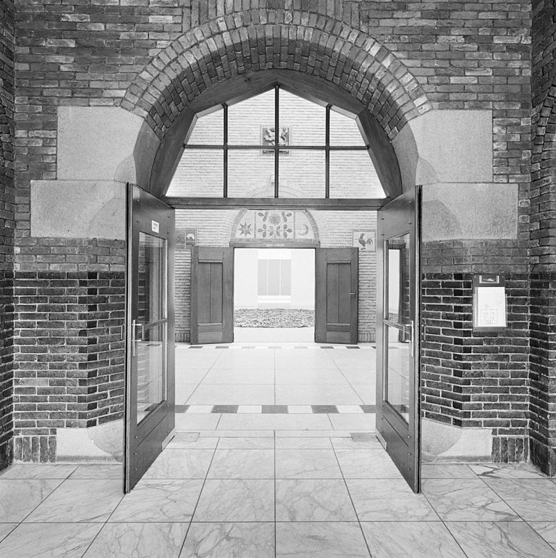 36 800px-INTERIEUR,_VOORHAL,_TUSSENHAL_-_Eindhoven_-_20286433_-_RCE.jpg