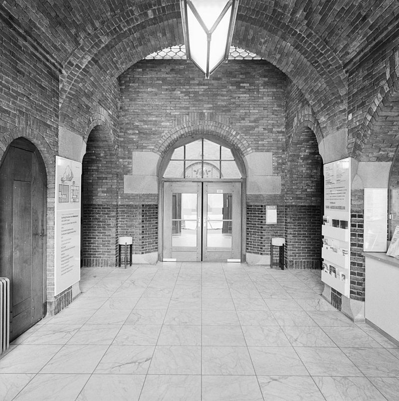 36 800px-INTERIEUR,_VOORHAL_-_Eindhoven_-_20286432_-_RCE.jpg
