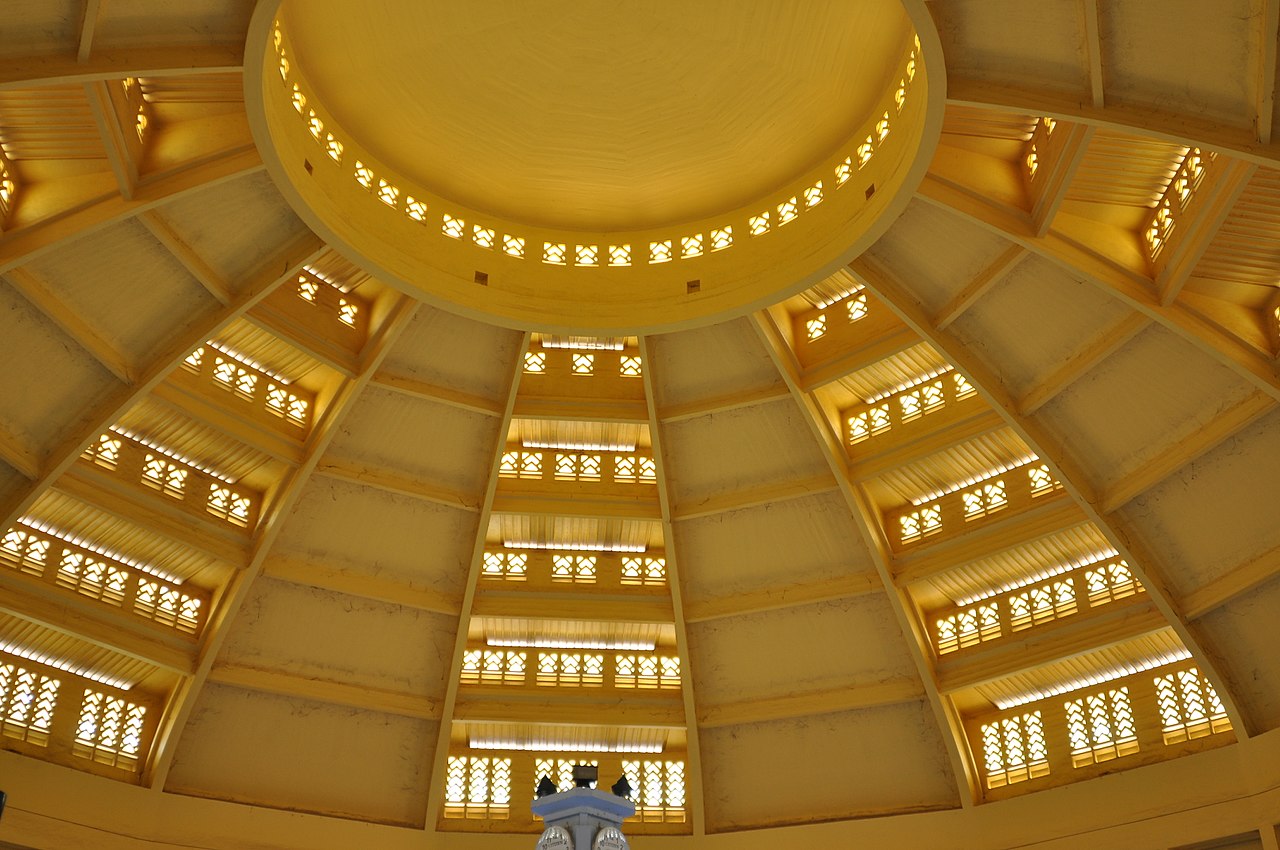37 кам1280px-PP_Central_Market-_interior_of_the_large_dome_(14064633348).jpg