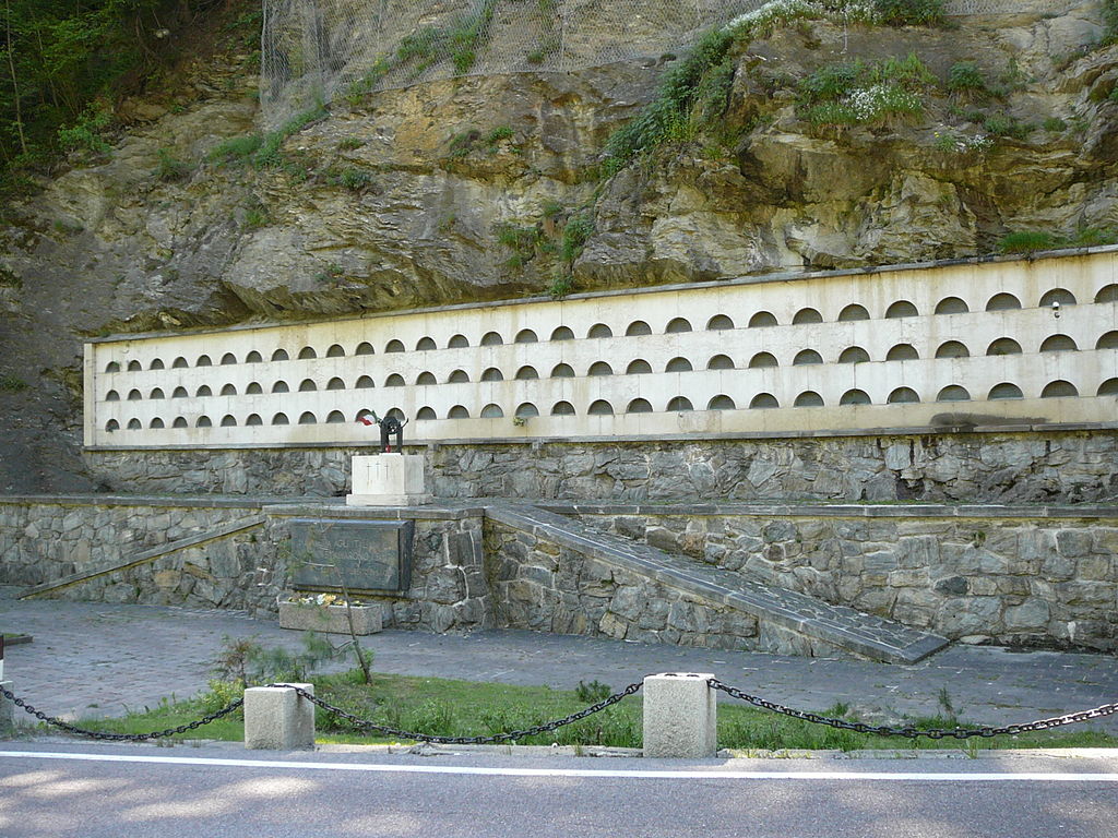 37 1024px-Sacrario_di_Colle_Isarco.jpg