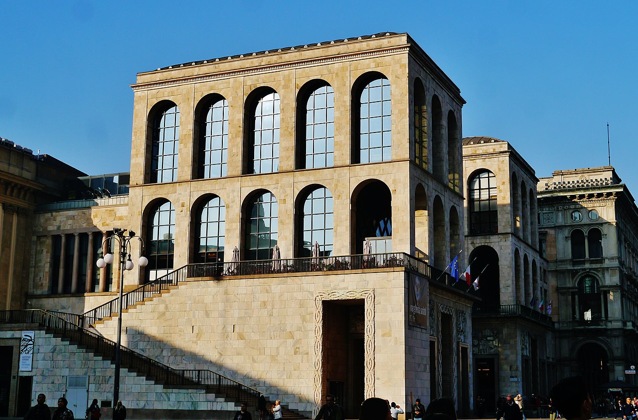 37 1280px-Milano_Piazza_del_Duomo_Museo_del_Novecento_4.jpg