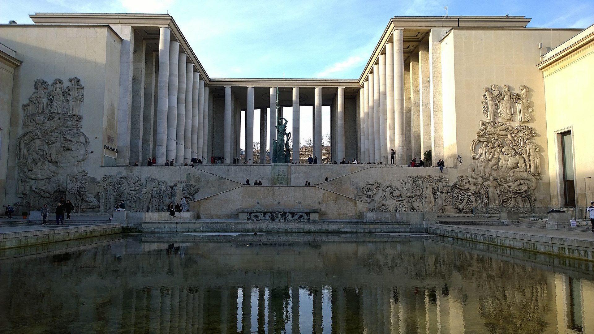 37Palais_de_Tokyo,_Paris,_France_-_panoramio_(30).jpg