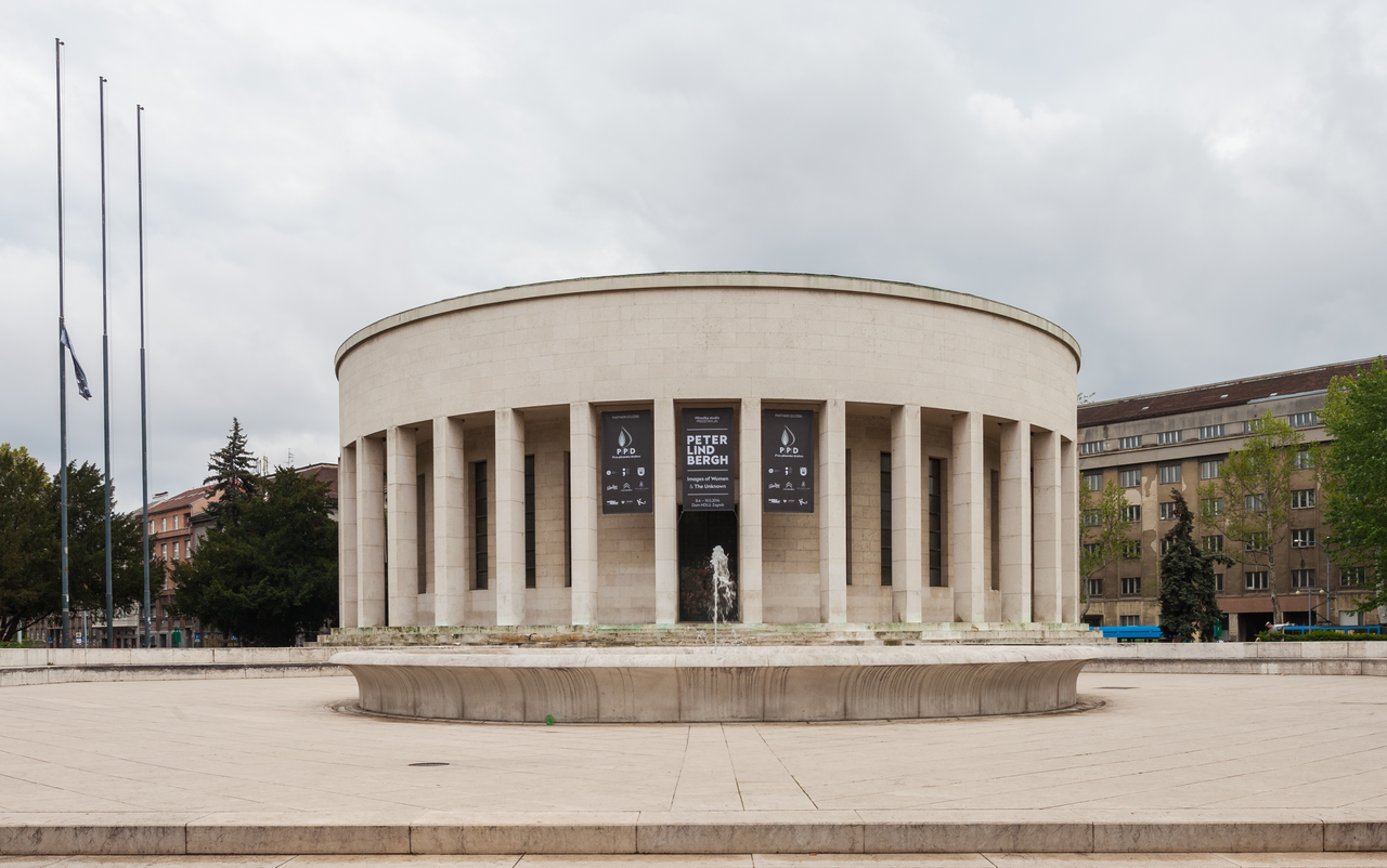 38 хор1280px-Pabellón_Mestrovic,_Zagreb,_Croacia,_2014-04-20,_DD_01_Cropped.png