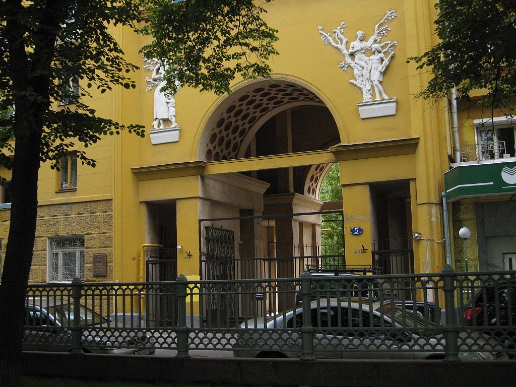 38 1024px-Moscow,_Maly_Patriarshy_Lane_5_-_portal_and_sculpture.jpg