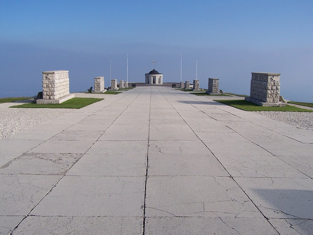 38 1024px-Sacrario1518grappa_01.jpg