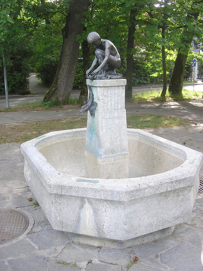 38 800px-Fontaine-Enfant-Salamandre-2.jpg