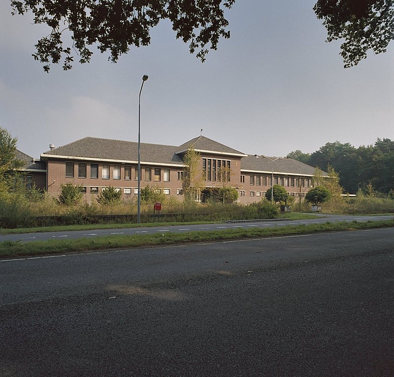 38 800px-Overzicht_voorgevel_hoofdgebouw_-_Eindhoven_-_20378079_-_RCE.jpg