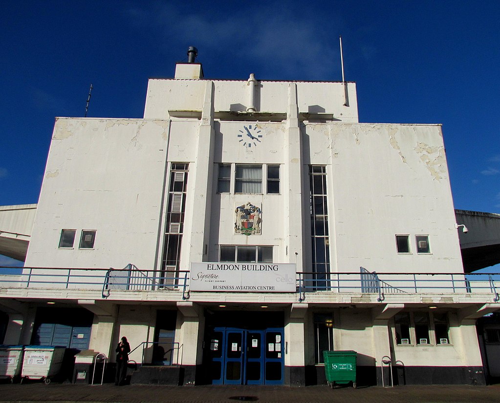 39 1024px-Elmdon_Building,_Birmingham_International_Airport-10540396854.jpg