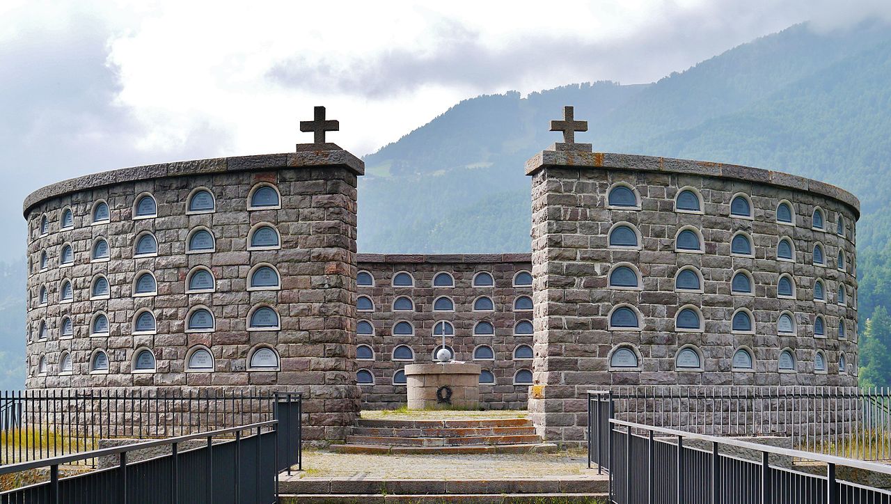 39 1280px-Reschenpass_Kriegerdenkmal_auf_dem_Reschenpass_07.jpg