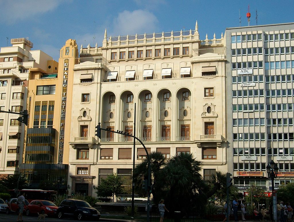 39 Plaça_de_l'Ajuntament_de_València,_Ateneu_Mercantil_i_el_Rialto.jpg