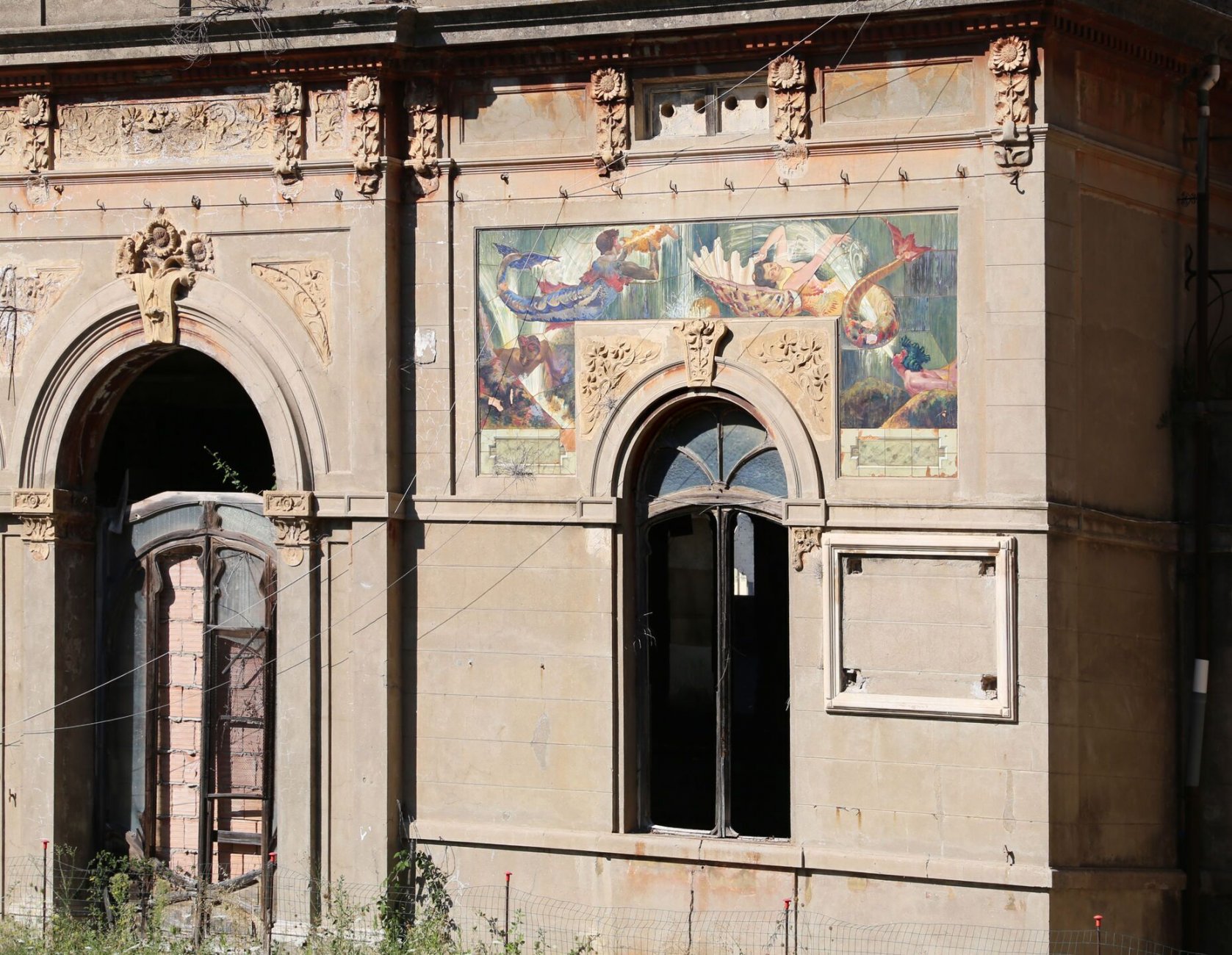 4 Livorno,_terme_del_corallo,_padiglioni_laterali_con_maioliche_di_ernesto_bellandi_06.jpg