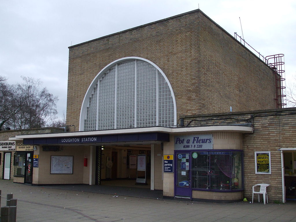40 1024px-Loughton_station_building.jpg
