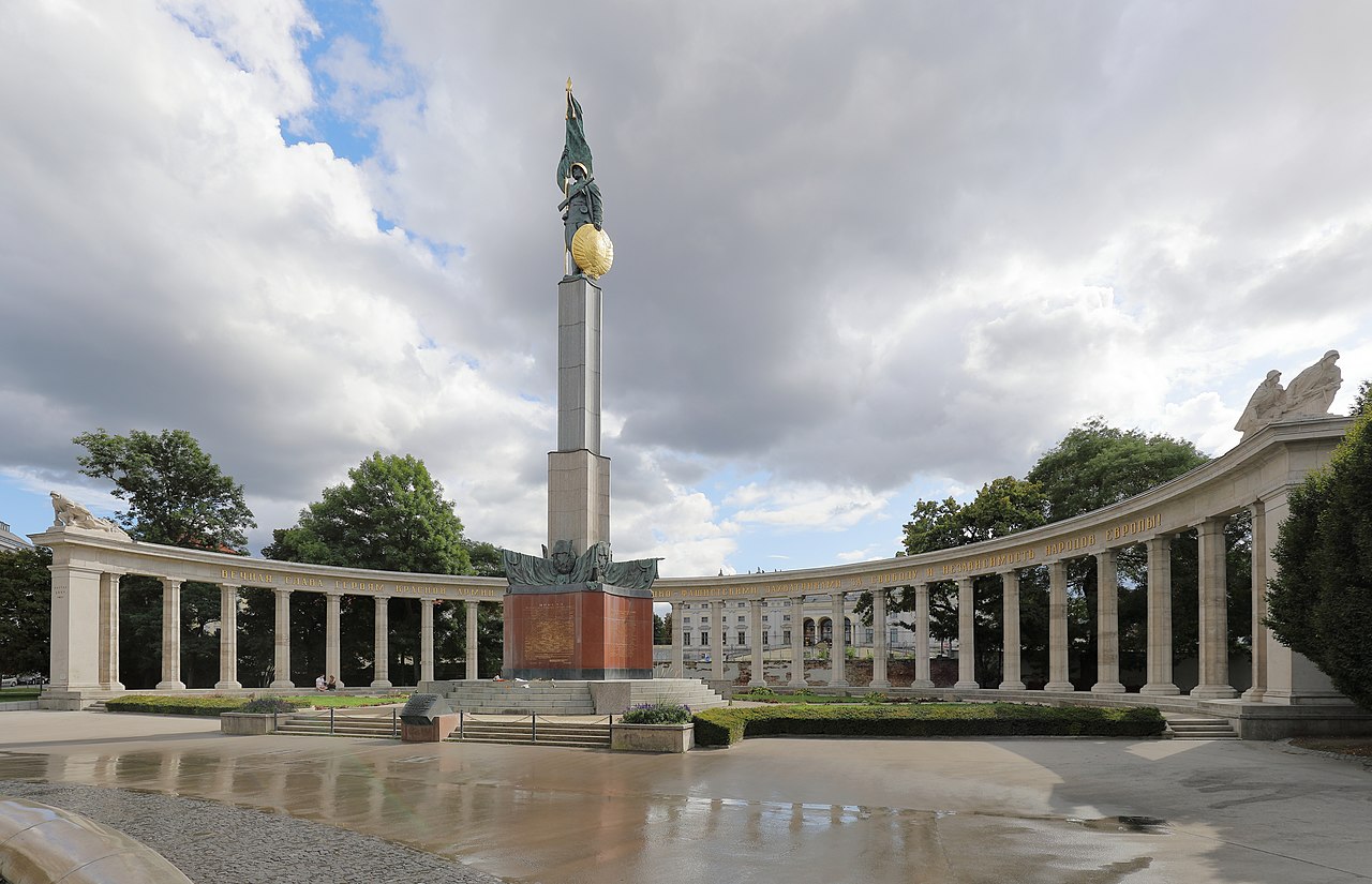 45 Wien_-_Heldendenkmal_der_Roten_Armee.JPG