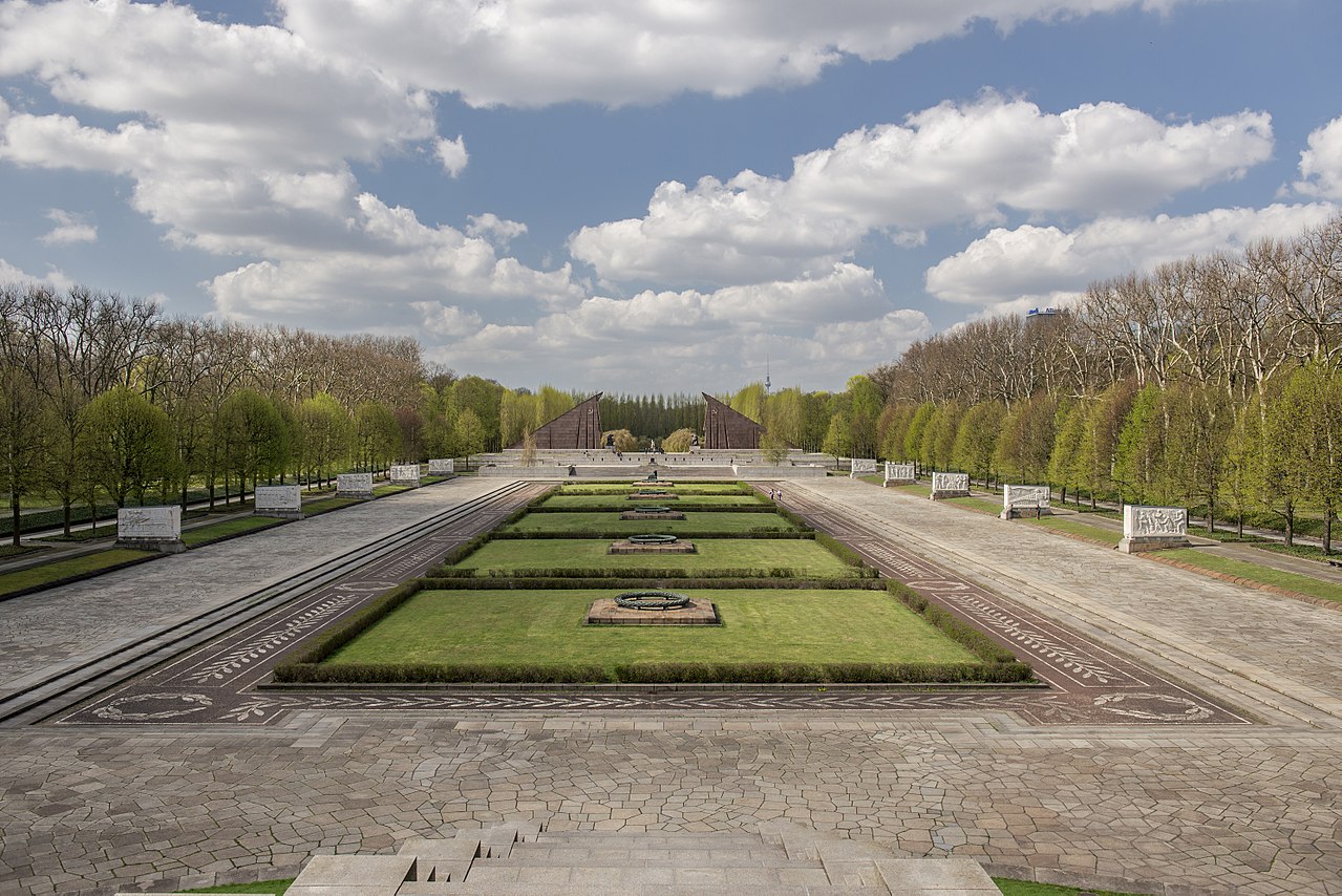 49 1280px-Berlin_-_Sowjetisches_Ehrenmal_im_Treptower_Park.jpg