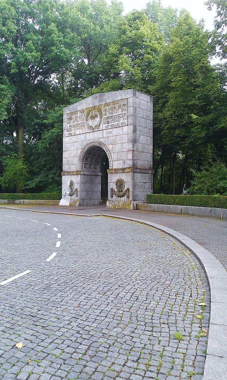 49Archway_entrance_to_Soviet_War_Memorial_at_Treptower_Park.jpg