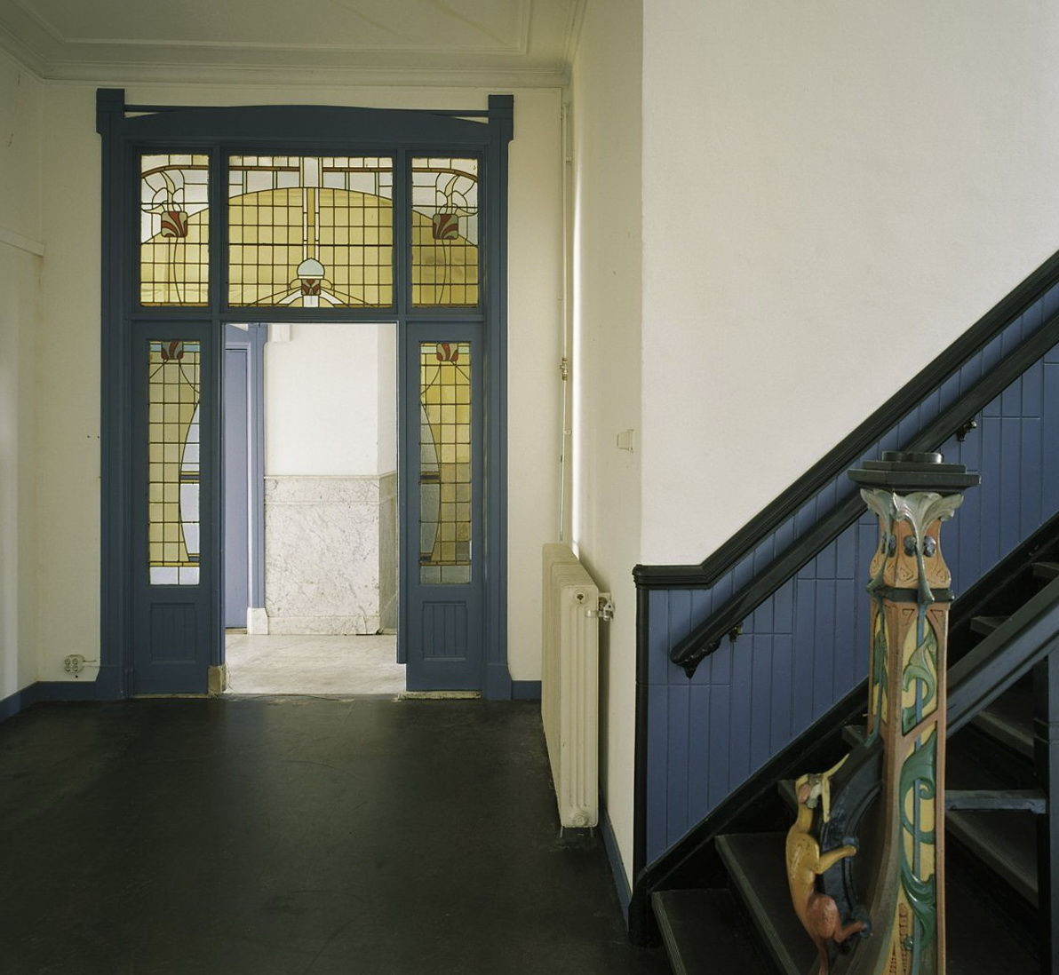 5 Interieur,_overzicht_van_de_hal_op_de_eerste_verdieping_met_trappaal_e-_.jpg