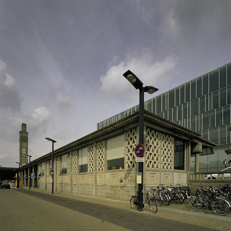 50 800px-Overzicht_vanaf_het_Stationsplein_-_Enschede_-_20411874_-_RCE.jpg