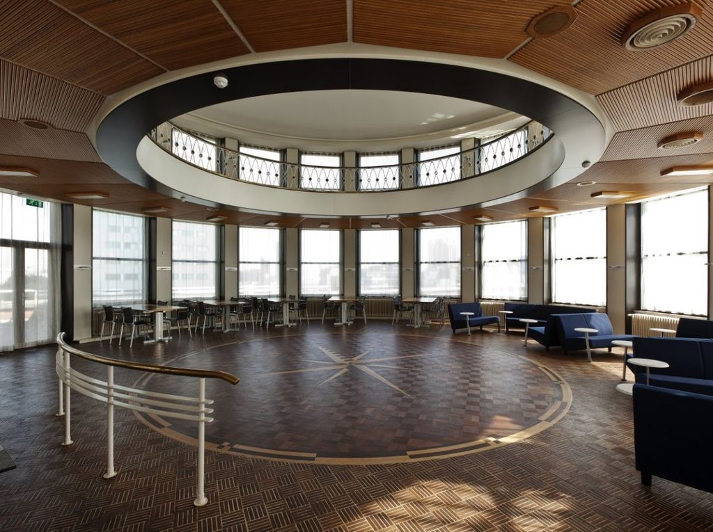 50 Interieur,_overzicht_van_de_vijfde_verdieping,_de_kantine_in_de_ronde_dakopbouw_-_Rotterdam_-.jpg