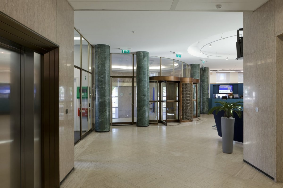 50Interieur,_overzicht_hal_met_ingang_-_Rotterdam_-_20535970_-_RCE.jpg