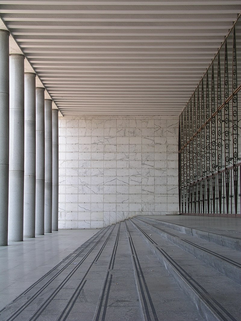 53 800px-Palazzo_dei_congressi,_E.U.R._rom_marts_2003_(502576303).jpg