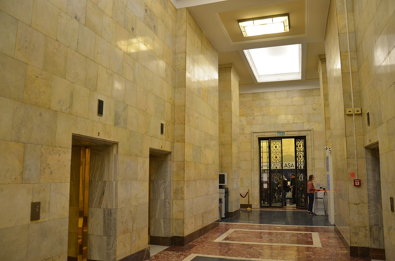 55 1280px-Interior_of_Palace_of_Culture_and_Science_2018_2.jpg