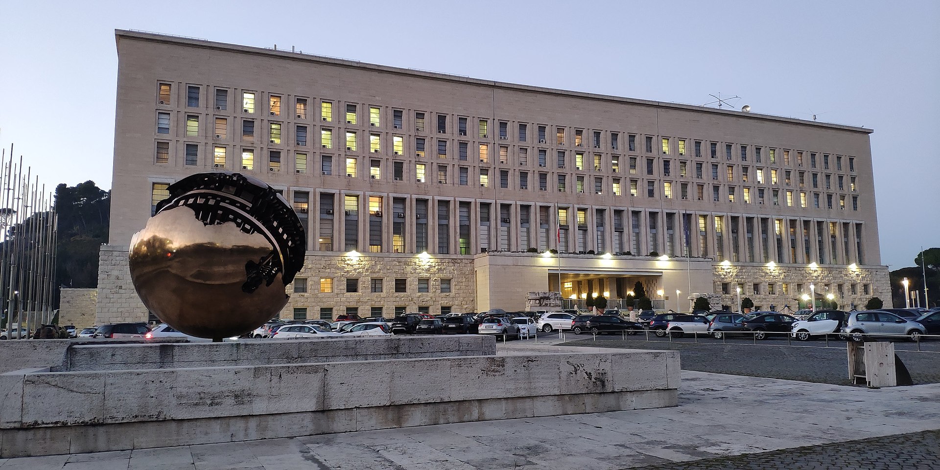 56 1920px-Palazzo_della_Farnesina.jpg