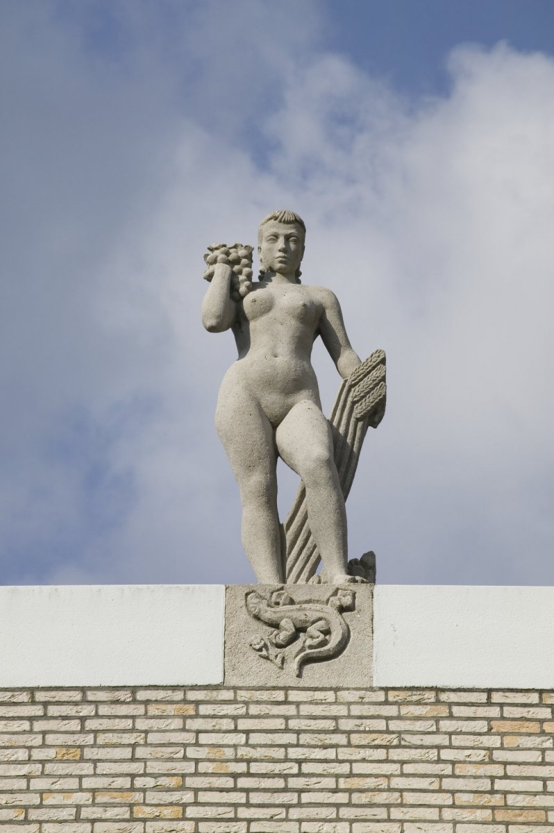57Aanzicht_van_standbeeld_op_de_top_van_de_gevel_-_Delft_-_20420716_-_RCE.jpg