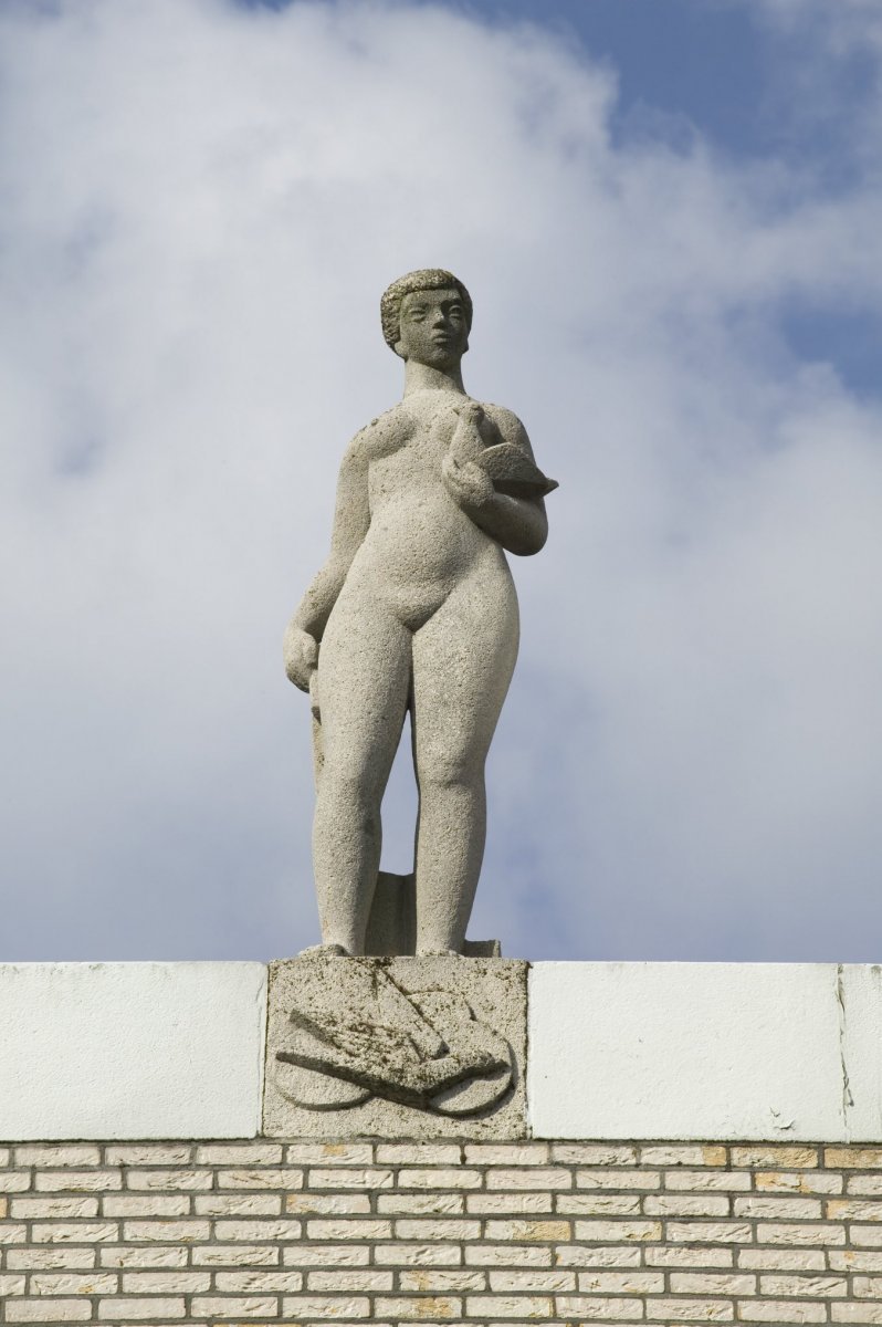 57Aanzicht_van_standbeeld_op_de_top_van_de_gevel_-_Delft_-_20420717_-_RCE.jpg