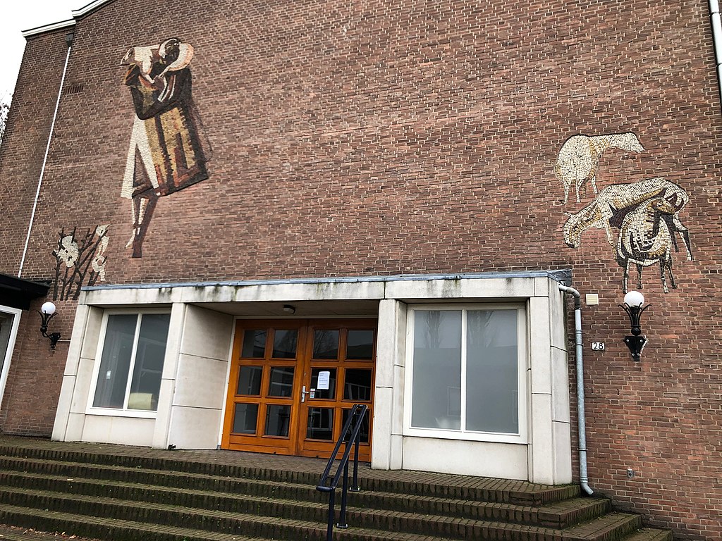 58 1024px-Goede_Herderkerk,_Kastanjeplein_28,_Schiebroek,_Rotterdam_(50773911738).jpg